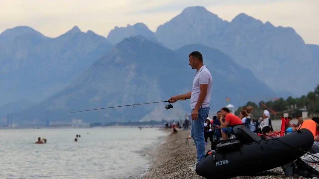 Antalya’da Bahar Havası: Kasım Ayında Denizin Keyfini Çıkardılar 10